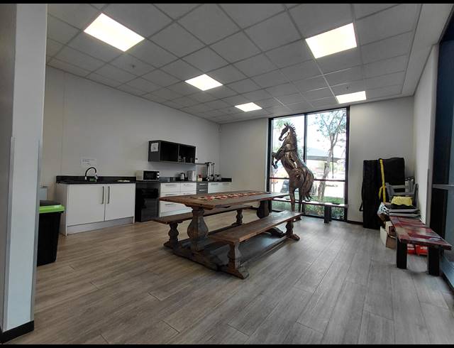4,315M² WAREHOUSE TO LET IN POMONA